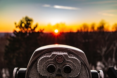 银塔观景望远镜面向阳光的选择性聚焦照片